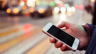 Telefon ile siyah ekran resmini el bulanık arka plan üzerinde mans