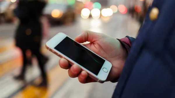 Smartphone ile siyah ekran fotoğrafı arka plan bulanık yandan mans