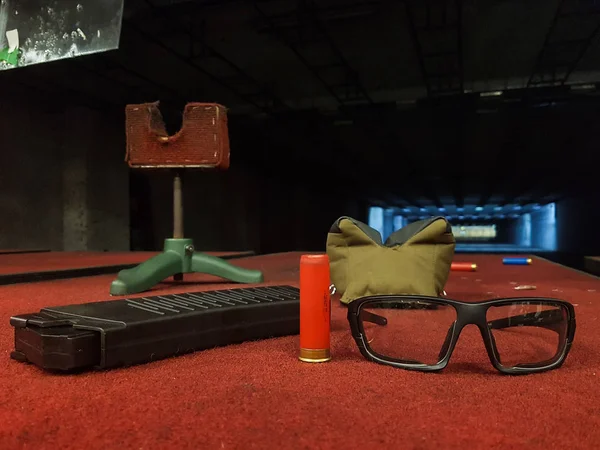 Foto de galeria de tiro com óculos, pistola, manga — Fotografia de Stock