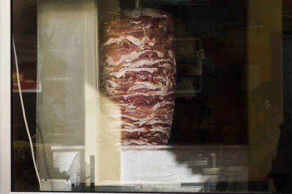 Foto av kött för shaurma matlagning bakom glas — Stockfoto