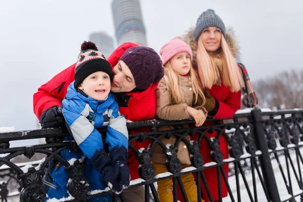 Imagem de pais felizes com filha e filho no passeio de inverno — Fotografia de Stock
