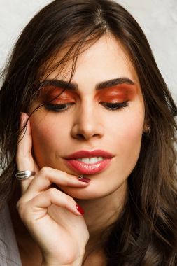 Fotoğraf kapalı gözler, parlak kalıcı makyaj ile güzel esmer