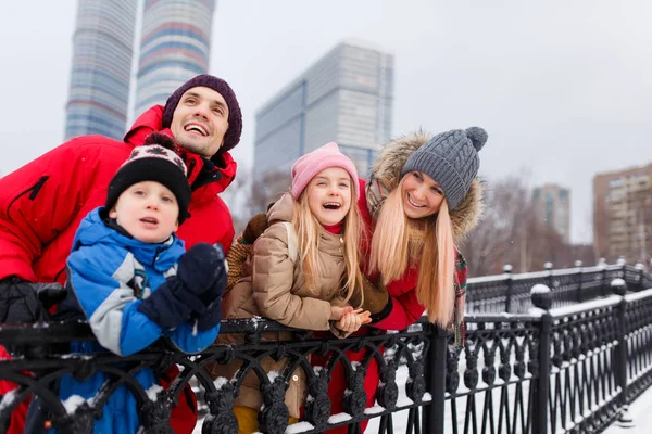 Foto de pais felizes com filha e filho no passeio de inverno — Fotografia de Stock