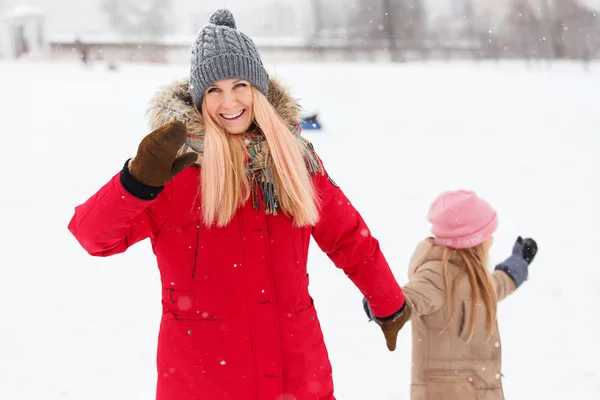 Foto av lycklig mor och dotter på promenad i Vinterparken — Stockfoto