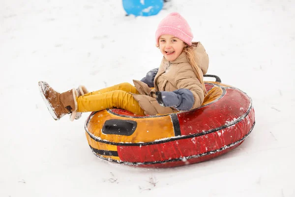 Image de fille équitation tubes dans le parc d'hiver — Photo