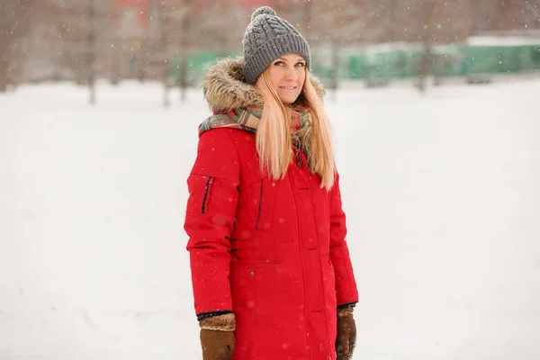 Fotó mosolygó nő a piros kabát téli Park — Stock Fotó