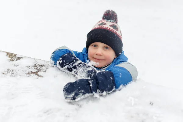 Bilden av lilla pojken i snö på park — Stockfoto