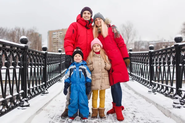 Imagem da família com crianças no inverno no passeio — Fotografia de Stock