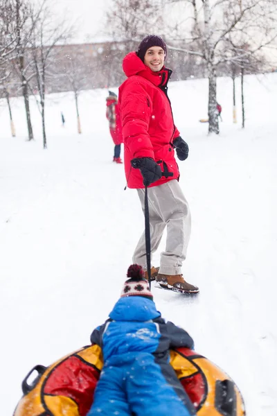 Photo du père du fils patineur sur tube dans le parc d'hiver — Photo