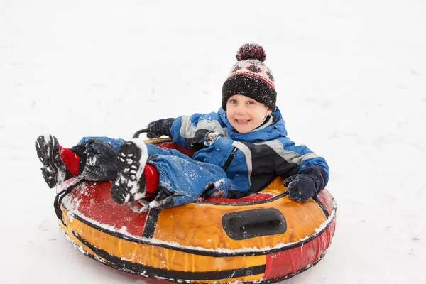 Photo de garçon sur tube dans le parc d'hiver — Photo