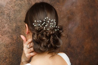 Kız saç modeli ve diadem ile arka üzerinden görüntü