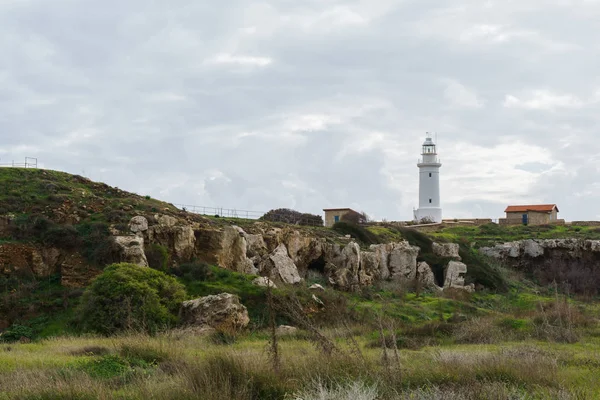 Foto de faro en la colina en el fondo del cielo nublado — Foto de Stock