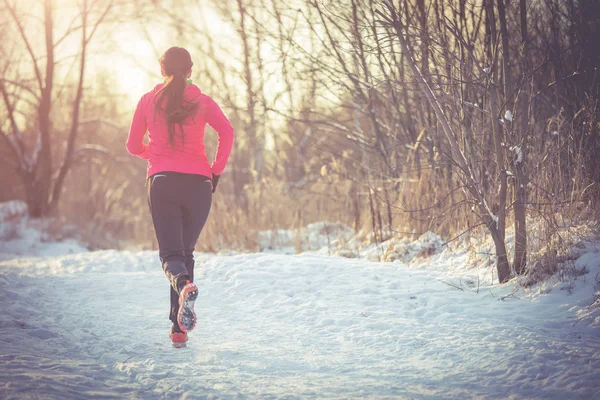 Esmer atlet Kış Park'ta çalışan arka fotoğraf