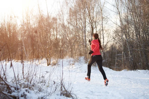 Fénykép vissza a nő sport egységes téli erdőben reggel — Stock Fotó