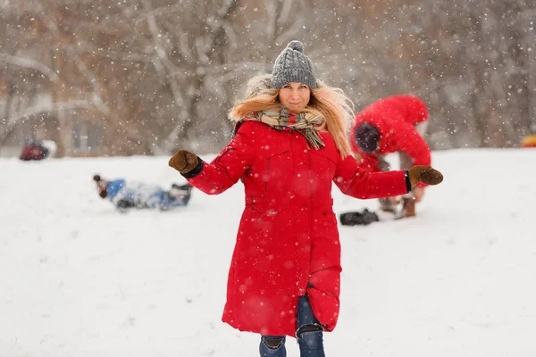 Photo de femme en veste rouge pendant les chutes de neige — Photo