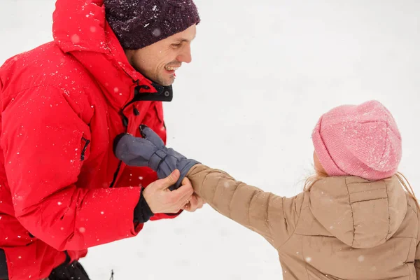 Bild av far klä sin dotter i Vinterparken på vintern — Stockfoto