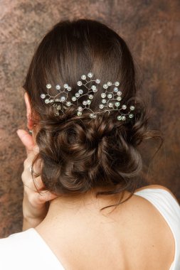 Kız saç modeli ile arka üzerinden Resim ve diadem