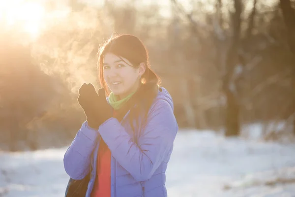 Felmelegedés a kezét a téli erdőben nappal nő képe. — Stock Fotó