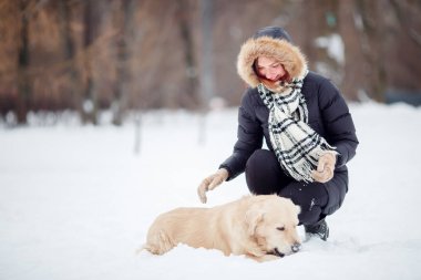 Labrador kış parkı yanındaki çömelme kadın resim