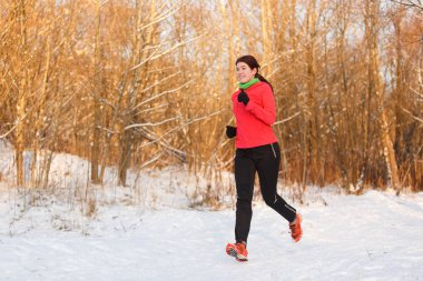 Sporcumuz çalıştırmak kışın görüntüsünü