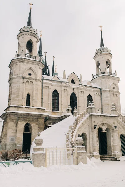 Bilder av katolska kyrkan på vintern — Stockfoto