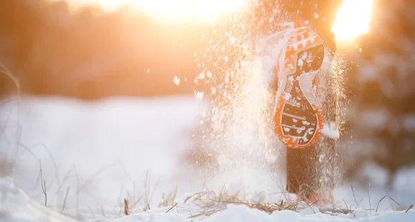 Imagem de homem correndo em tênis na floresta nevada no inverno — Fotografia de Stock