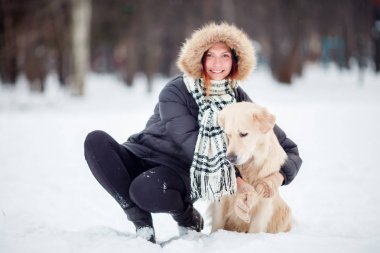 Görüntü siyah ceket köpek yanında kışın çömelme içinde kız