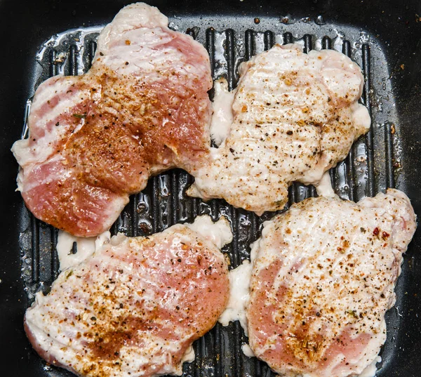 Beeld op de top van stukken gebakken vlees — Stockfoto