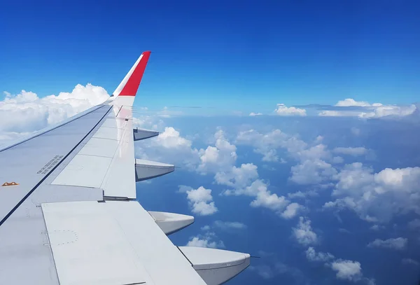 Abendflügel des Flugzeugs und wolkenverhangener Himmel — Stockfoto