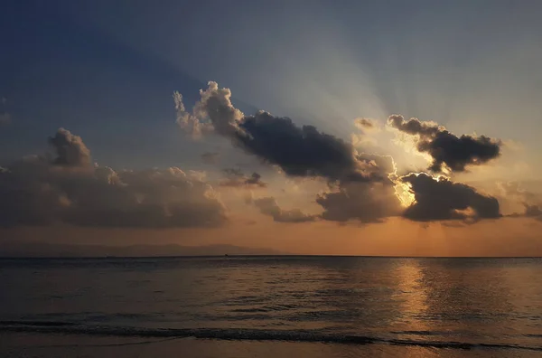 Photo of evening cloudy sky and sea coast — Stock Photo, Image