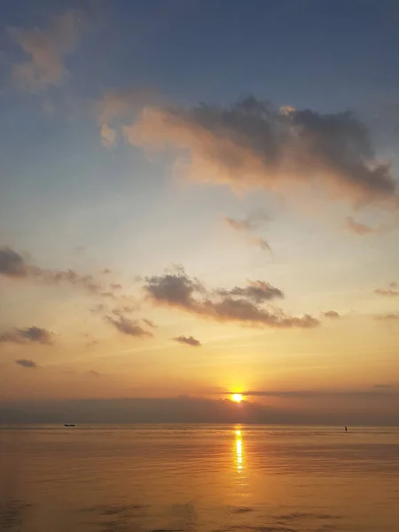 Picture of gloomy cloudy sky, sea coast in evening — Stock Photo, Image