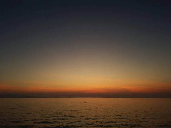 Foto af dyster himmel og hav kyst ved solnedgang - Stock-foto