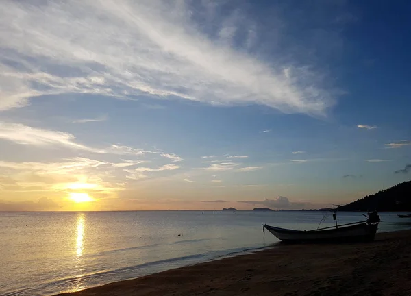 Picture of sky and sea coast with boat at sunset — Stock Photo, Image