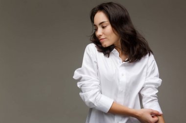 Güzel kız Beyaz gömlekli duygular gösterir.