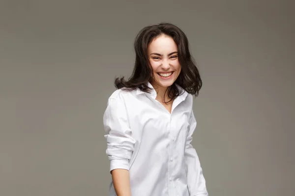 Mooi meisje in een witte shirt toont emoties - glimlach, fun. — Stockfoto