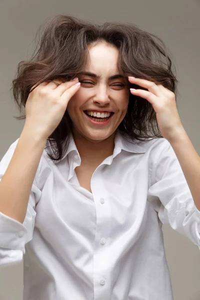 Hermosa chica en una camisa blanca muestra emociones - sonrisa, diversión . — Foto de Stock