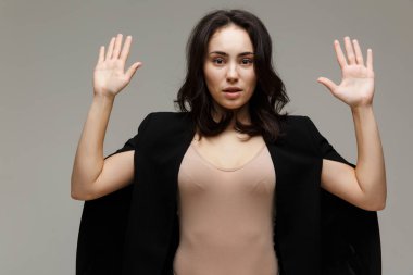 Güzel moda kadın kot pantolon ve ceket. Eller yukarı, pes