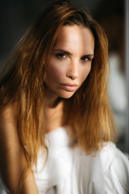 Ellerini bir battaniyeye güzel kızla yatakta