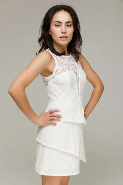 Красивая модная женщина в белом платье — стоковое фото