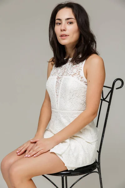 Красивая модная женщина в белом платье — стоковое фото