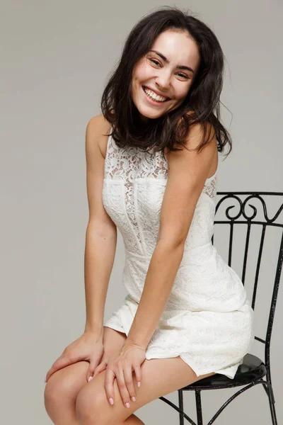 Hermosa mujer de moda en un vestido blanco — Foto de Stock