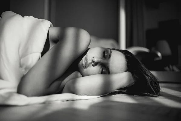 Beautiful girl in bed with a blanket in her hands — Stock Photo, Image