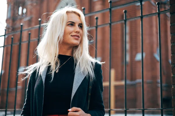 Chica de moda en ropa de moda. Hermosa chica con un abrigo y una falda roja. Posando en la calle —  Fotos de Stock