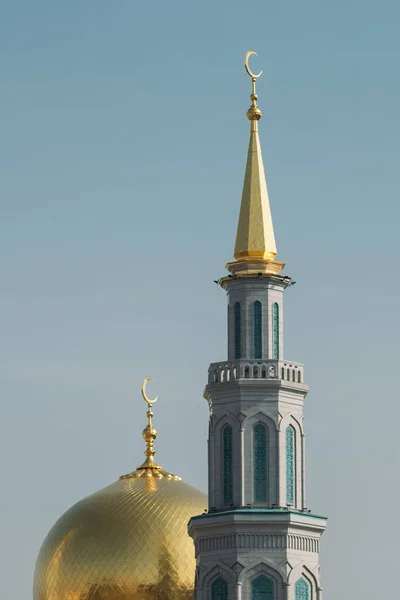 Foto av kupoler av islamiska kyrkan mot bakgrund av blå himmel — Stockfoto