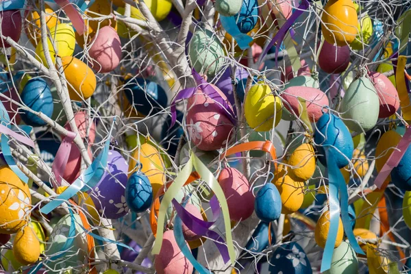 Foto van Pasen boom met kleurige eieren en linten — Stockfoto