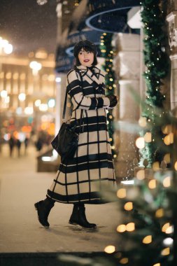 Sokaktaki tam boy esmerin görüntüsü