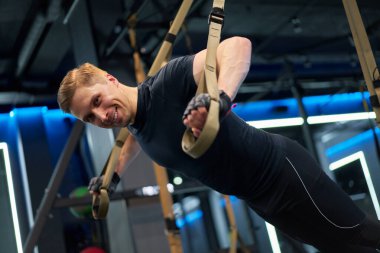 Lastik bantlar üzerinde egzersiz yapan mutlu sporcu.