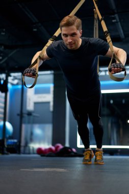 Lastik bantlar üzerinde egzersiz yapan sporcu