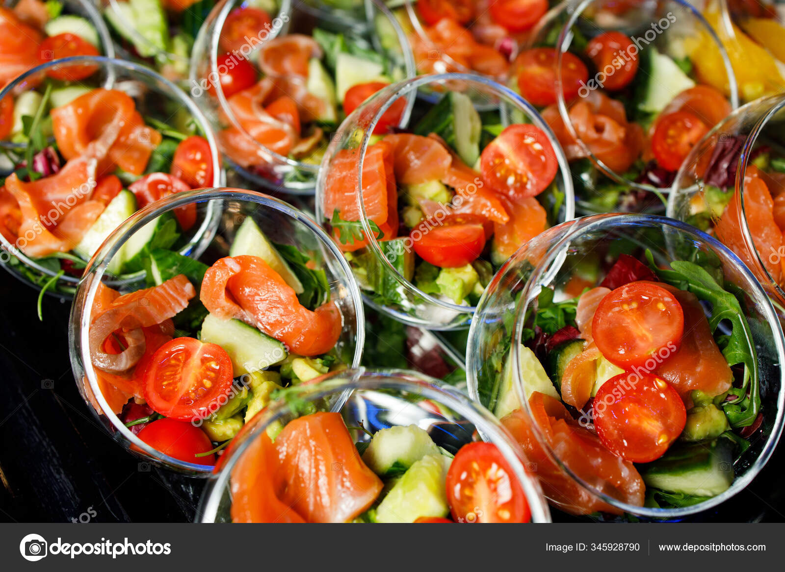 Parte superior de la mesa buffet con tazas con ensalada de pescado rojo,  tomates, pepino, hierbas: fotografía de stock © 2s #345928790 |  Depositphotos
