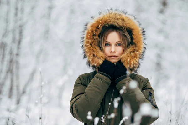 Mujer rubia sobre fondo de árboles nevados a pie en el bosque de invierno —  Fotos de Stock